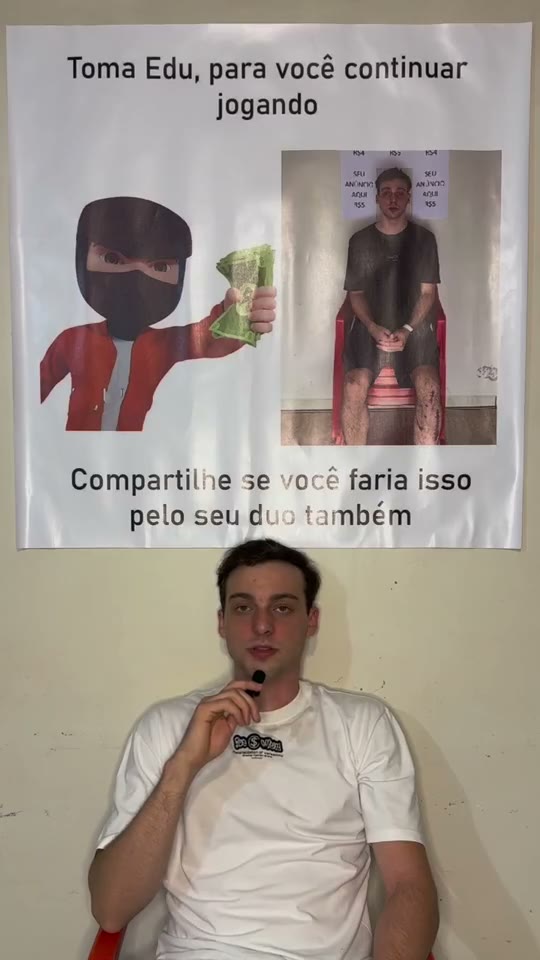 Eduardo com o anúncio do ninja da KaBuM! na parede